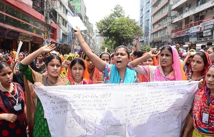 ঢাকা মহানগর পুলিশের (ডিএমপি) রমনা বিভাগরে ডিসি মারুফ হোসেন সরদার জানান, গার্মেন্টস কর্তৃপক্ষ ও শ্রমিকদের সঙ্গে আলোচনা করে রাস্তায় যান চলাচল স্বাভাবিক করার চেষ্টা চলছে। ছবি : বিপ্লব দিক্ষিৎ