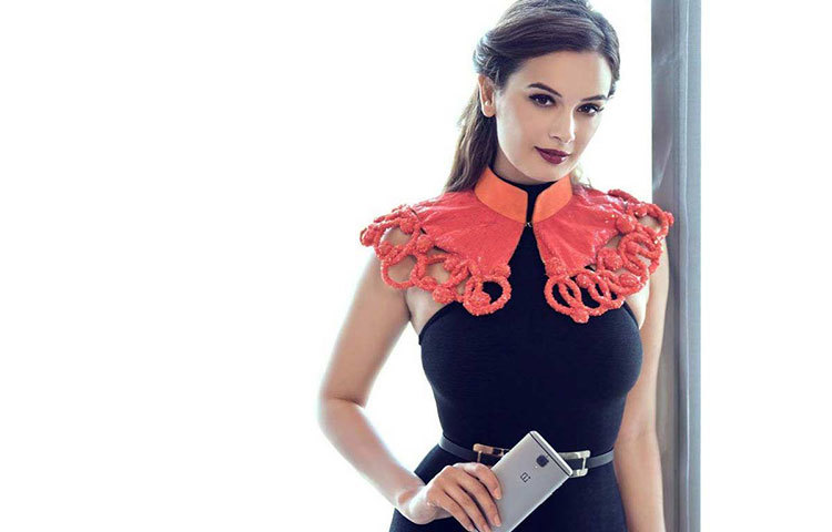 আকর্ষণীয় ভঙ্গিতে এলভিন ফটোশুটে অংশ নিয়েছেন ভারতীয় দর্শকপ্রিয় অভিনেত্রী এলভিন শর্মা। এরই মধ্যে তিনি বেশ কিছু ছবিতে আইটে গার্ল হিসেবে নৃত্য পরিবেশন করে তুমুল দর্শকপ্রিয়তা লাভ করেছেন।