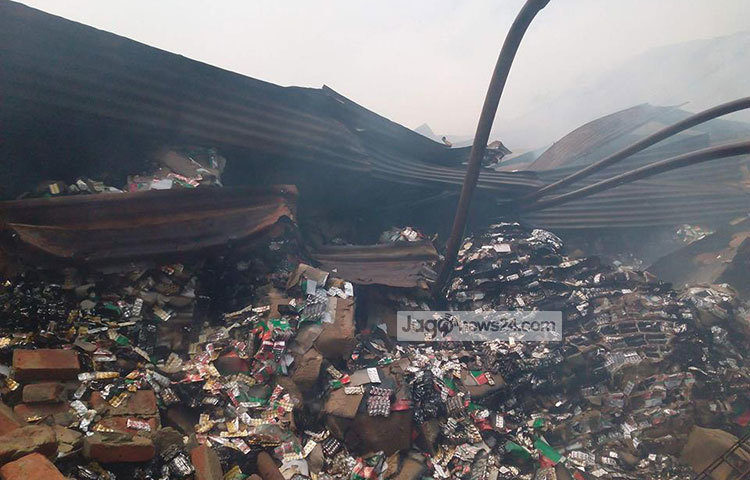 রাজধানীর মহাখালীতে পরিবার পরিকল্পনা অধিদফতরের কেন্দ্রীয় গুদামের আগুন নিয়ন্ত্রণে এলেও এখনো ধোঁয়া বের হতে দেখা গেছে। ছবি : বিপ্লব দিক্ষিৎ