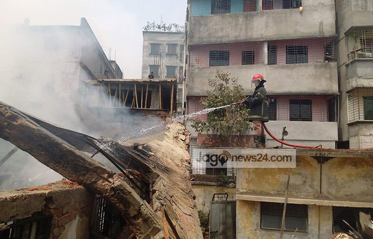 এর আগে, শনিবার দিবাগত রাতে সাড়ে ১২টার দিকে গুদামটিতে আগুন লাগে। পরে ফায়ার সার্ভিসের ১৪টি ইউনিটের তিন ঘণ্টার প্রচেষ্টায় ভোর ৩টার দিকে আগুন নিয়ন্ত্রণে আসে। ছবি : বিপ্লব দিক্ষিৎ