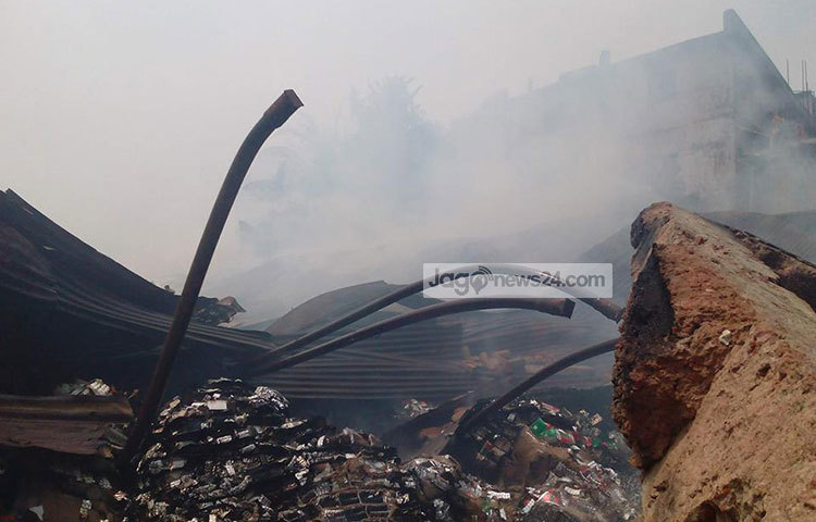 সরেজমিনে দেখা যায়, ফায়ার সার্ভিসের কর্মীরা ডাম্পিংয়ের কাজ করছেন, আর পরিবার পরিকল্পনা অফিদফতরের কর্মকর্তারা ইনভেন্টরির কাজ করছেন। ছবি : বিপ্লব দিক্ষিৎ
