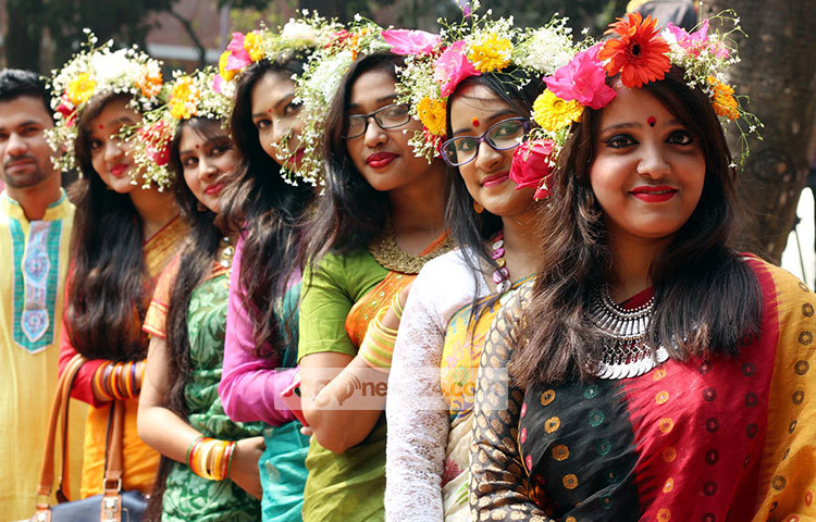 বসন্তের বর্ণীল সাজে সেজেছে তরুণীরা। সকাল থেকেই তারা সেজেগুজে বসন্ত বরণে বের হয়েছেন। ছবি : বিপ্লব দিক্ষিৎ