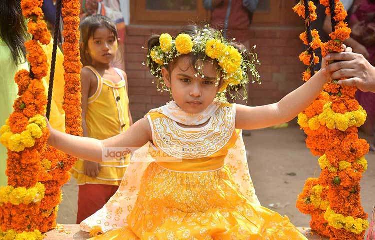 হলুদে হলুদে সেজেছে শিশুটি। বসন্তের আবহ যেন শিশুটির মনে জেগেছে। ছবি : মাহবুব আলম