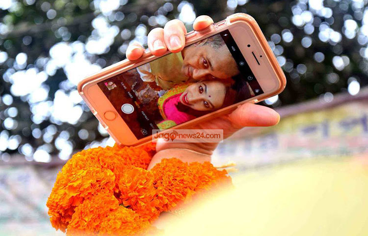বসন্তের এই দিনে এ রকম একটি সেলফি না হলে বুঝি আর জমে না। ছবি : মাহবুব আলম