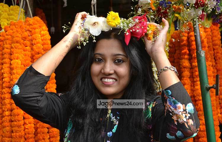 ফুলেল সাজে সাজছেন এই তরুণী। যে করেই হোক ঋতুরাজকে বরণ করে নিতে হবে। ছবি : বিপ্লব দিক্ষিৎ