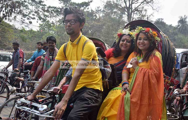 আজি এ বসন্ত নগরীতে এ কোন রিকশাওয়ালা! খুশির উচ্ছ্বাসে সবাই দিশেহারা। ছবি : মাহবুব আলম