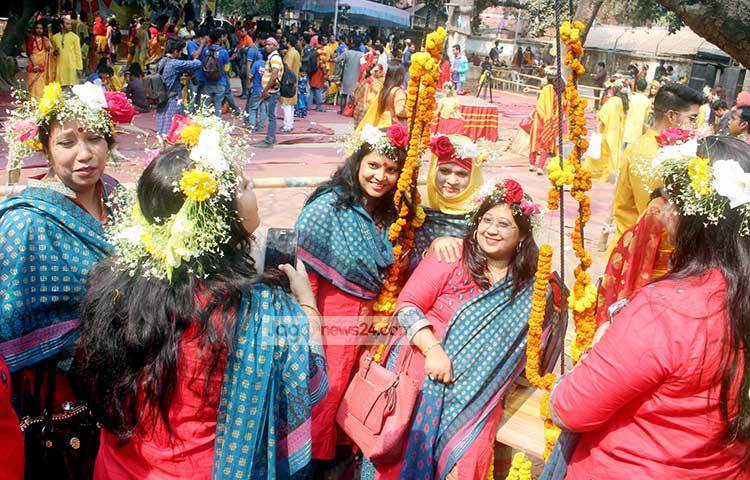 ছয় ঋতুর বাংলায় বসন্তের রাজত্ব একেবারে প্রকৃতি সিদ্ধ। তাইতো সব বয়সী মানুষ বসন্ত বরণ উৎসবে মেতে ওঠে। ছবি : বিপ্লব দিক্ষিৎ