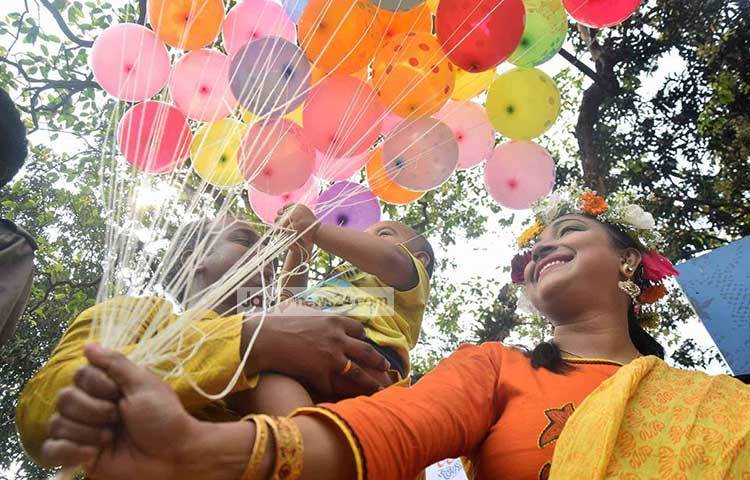 পরিবারের সবাই আজ বসন্তের আনন্দে যেন আত্মহারা। ছবি : মাহবুব আলম