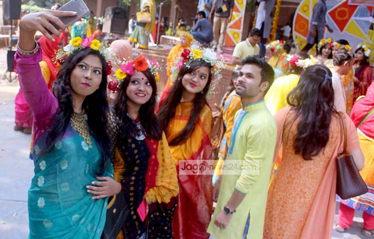 বসন্তের এই শুভক্ষণকে তারা সেলফিবন্দি করে রাখছেন। ছবি : বিপ্লব দিক্ষিৎ