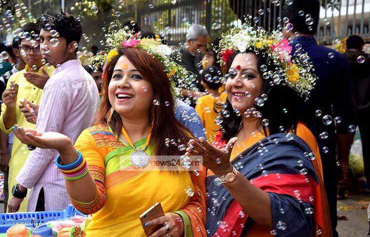 বসন্তের এই মধুরক্ষণে যেনো শৈশবের দিনগুলোতে হারিয়েছেন তারা। ছবি : মাহবুব আলম