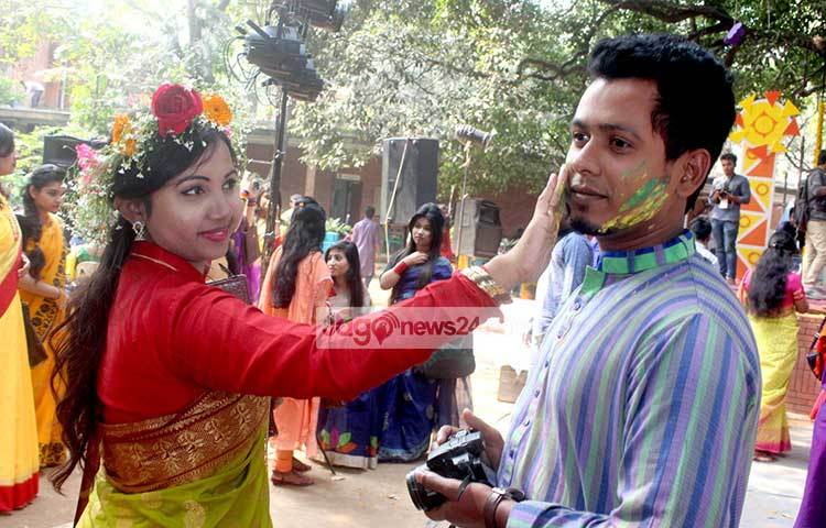 রঙ লাগা এই ফাগুনে রঙে রঙে নিজেদের সাজিয়ে নিচ্ছেন তারা। ছবি : বিপ্লব দিক্ষিৎ