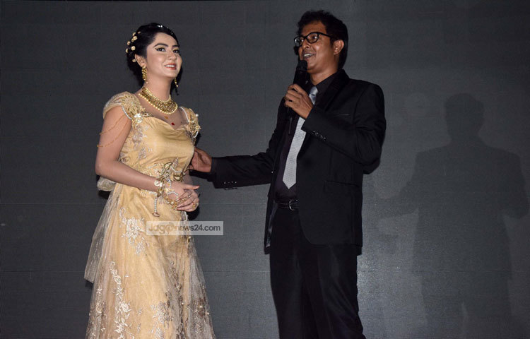 সোমবার (৩১ অক্টোবর) সন্ধ্যায় রাজধানীর ঢাকা ক্লাবে এক সংবাদ সম্মেলনের মাধ্যমে ফারিনকে জাজের পরবর্তী ছবি &lsquo;ধেৎতেরিকি&rsquo; ছবির নায়িকা হিসেবে পরিচয় করিয়ে দেয়া হয়। এসময় উপস্থিত ছিলেন জাজ কর্ণধার আবদুল আজিজ। ছবি : মাহবুব আলম