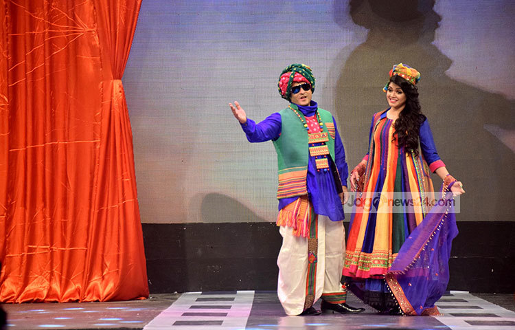 জনপ্রিয় ফ্যাশন হাউজ &lsquo;বিশ্বরঙ&rsquo;র পোশাকে পোশাকে বাংলা চলচ্চিত্রের ঐতিহ্য তুলে ধরা হয়েছে আসছে বৈশাখের আয়োজনে। ছবি : মাহবুব আলম