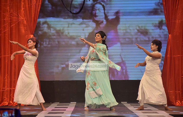 আয়োজকরা জানান, চলচ্চিত্রের সোনালি সময়ের ইতিহাস-ঐতিহ্যকে পোশাকের বর্ণিল অলংকরণে ব্যবহার করা হবে নান্দনিক নানা মাত্রায়, যা বংলাদেশের ফ্যাশন ইতিহাসে হবে নতুন সংযোজন।