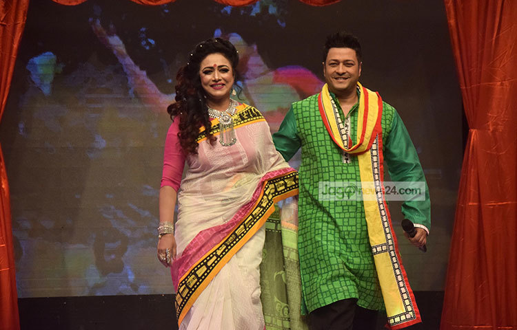 চিত্রনায়ক ফেরদৌস ও রোজিনা ফ্যাশন শোতে দর্শকদের মাতিয়েছেন। ছবি : মাহবুব আলম