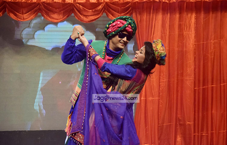 জনপ্রিয় গানের সঙ্গে নৃত্য পরিবেশন করেন অভিনেত্রী ও মডেল নাবিলা ও চিত্রনায়ক ফেরদৌস। ছবি : মাহবুব আলম
