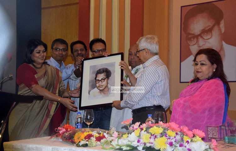 এবছর ফজলুল হক স্মৃতি পুরস্কার পেয়েছেন চলচ্চিত্র পরিচালনার ক্ষেত্রে আজিজুর রহমান ও চলচ্চিত্র সাংবাদিকতায় মোস্তাফা জব্বার। ছবি : মাহবুব আলম