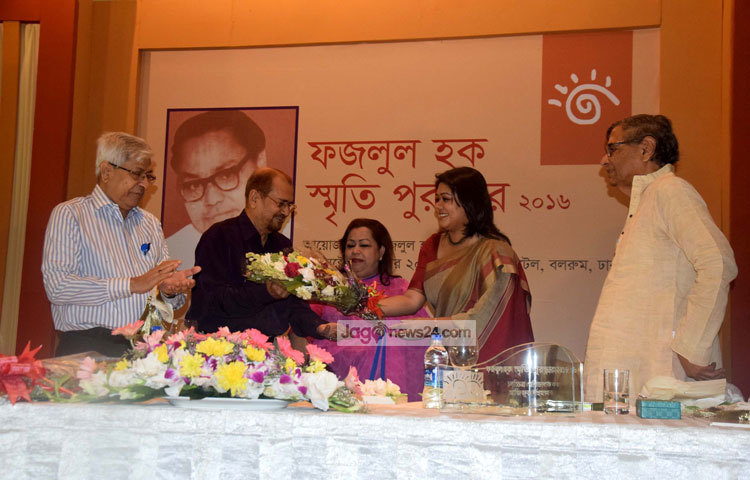 চলচ্চিত্র পরিচালনায় অবদান রাখার জন্য আজিজুর রহমান ফজলুল হক স্মৃতি পুরস্কার-২০১৬ গ্রহণ করছেন। ছবি : মাহবুব আলম