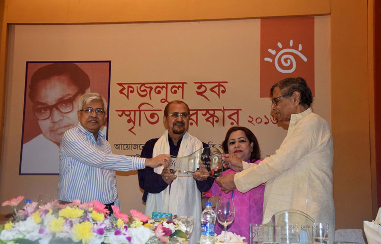 বুধবার (২৬ অক্টোবর) ফজলুল হকের মৃত্যুবার্ষিকী উপলক্ষে ঢাকার ওয়েস্টিন হোটেলে এক অনুষ্ঠানের মাধ্যমে তাদের হাতে পুরস্কার ও অর্থমূল্য তুলে দেন অনুষ্ঠানের প্রধান অতিথি অধ্যাপক আবদুল্লাহ আবু সাঈদ এবং সভাপতি সৈয়দ সালাহউদ্দিন জাকী। ছবি : মাহবুব আলম