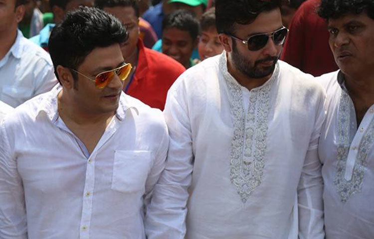 ভোট দিতে এসে ক্যামেরাবন্দি হয়েছেন ঢাকাই চলচ্চিত্রের দুই দর্শকপ্রিয় রোমান্টিক নায়ক ফেরদৌস ও শাকিব খান। ছবি : মাহবুব আলম