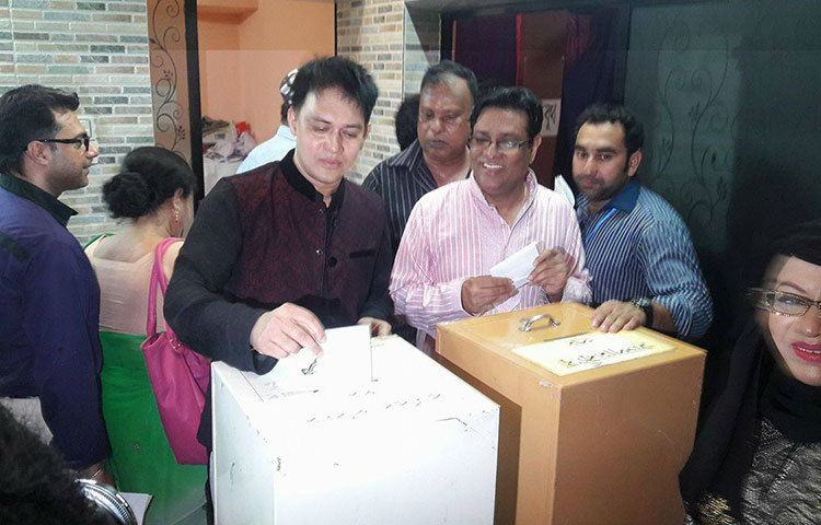 নিজের পছন্দের প্রার্থীকে ভোট দিচ্ছেন এক সময়ের ঢাকাই ছবির দর্শকপ্রিয় নায়ক শাকিল খান। ছবি : মাহবুব আলম