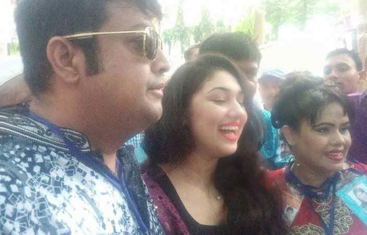 ভোট দিতে এসেছেন ঢাকাই চলচ্চিত্রের জনপ্রিয় নায়িকা অপু বিশ্বাস। এক বছর পর তিনি নির্বাচন উপলক্ষে এফডিসিতে এসেছেন। ছবি : মাহবুব আলম