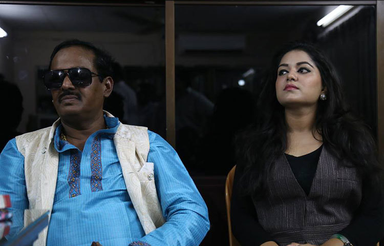 অভিনেতা, প্রযোজক মনোয়ার হোসেন ডিপজল মেয়েকে সঙ্গে নিয়ে ভোট প্রদান করতে এসেছেন। ছবি : মাহবুব আলম