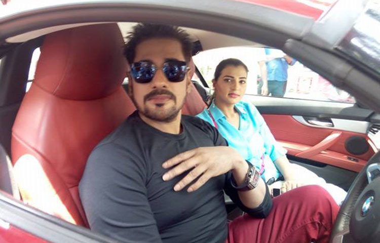 ঢাকাই ছবির আলোচিত তারকা অনন্ত ও বর্ষা ভোট দিতে এসেছেন। ছবি : মাহবুব আলম