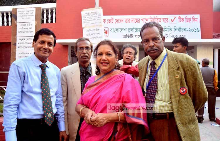 এফডিসিতে (বাংলাদেশ চলচ্চিত্র উন্নয়ন কর্পোরেশন) কয়েক সপ্তাহ ধরে বইছিল চলচ্চিত্র পরিচালক সমিতির নির্বাচনের উষ্ণ হাওয়া। আজ নির্বাচন অনুষ্ঠিত হয়েছে। এতে অংশ নিয়েছেন চিত্রনায়িকা ও নির্মাতা কবরী। ছবি : মাহবুব আলম