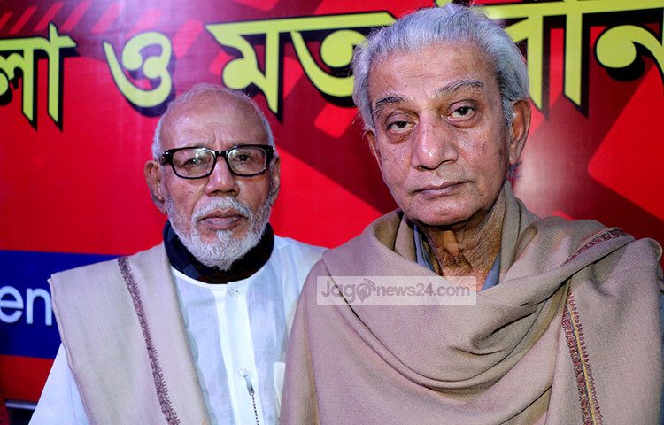 &lsquo;নীতিগতভাবে আমরা এক, চলচ্চিত্র শিল্পীদের মিলনমেলা ও মতবিনিময়&rsquo; অনুষ্ঠানে কিংবদন্তিতুল্য দুই অভিনেতা এটিএম শামসুজ্জামান ও প্রবীর মিত্র। ছবি : মাহবুব আলম