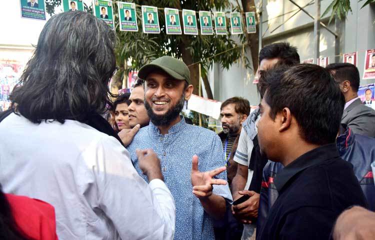 নির্বাচনে এসেছেন জনপ্রিয় নির্মাতা মোস্তফা সরয়ার ফারুকী। ছবি : মাহবুব আলম