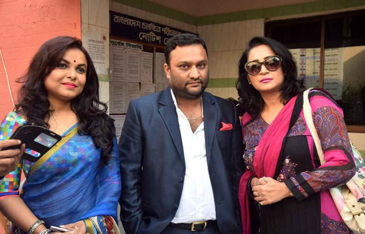 এফডিসে এসে ক্যামেরাবন্দি হয়েছেন অভিনেত্রী মেহের আফরোজ শাওন ও তানিয়া আহমেদ। ছবি : মাহবুব আলম