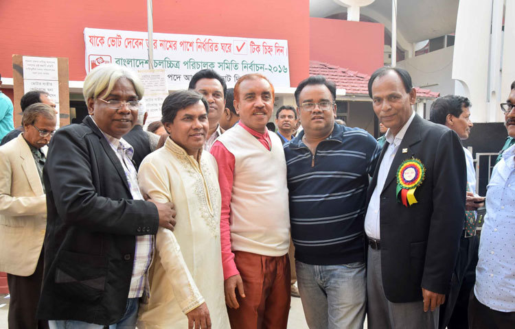 সকাল ৯টায় শুরু হবে এই নির্বাচনের ভোটগ্রহণ। চলে বিকেল ৪টা পর্যন্ত। দুপুরে জুমার নামাজের জন্য ৩০ মিনিট বিরতি দেয়া হয়। ছবি : মাহবুব আলম