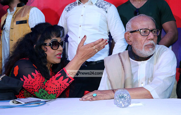 এটিএম শামসুজ্জামান মনোযোগ দিয়ে অনুষ্ঠানের আলোচনা শুনছেন। ছবি : মাহবুব আলম