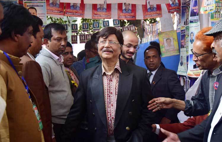 নির্বাচনে এসেছেন নির্মাতা ও অভিনেতা সোহেল রানা। ছবি : মাহবুব আলম