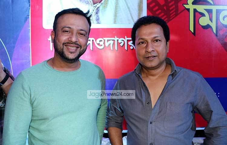 চিত্রনায়ক রিয়াজ ও বাপ্পারাজ হাস্যোজ্জ্বল ভঙ্গিতে ফটোসেশনে অংশ নিয়েছেন। ছবি : মাহবুব আলম