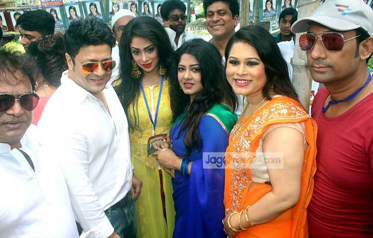 চলচ্চিত্র শিল্পী সমিতির নির্বাচনে ভোট দিতে এসেছে ক্যামেরাবন্দি হয়েছেন ঢাকাই চলচ্চিত্রের সপ্রতিভ এই তারকারা। ছবি : বিপ্লব দিক্ষিৎ