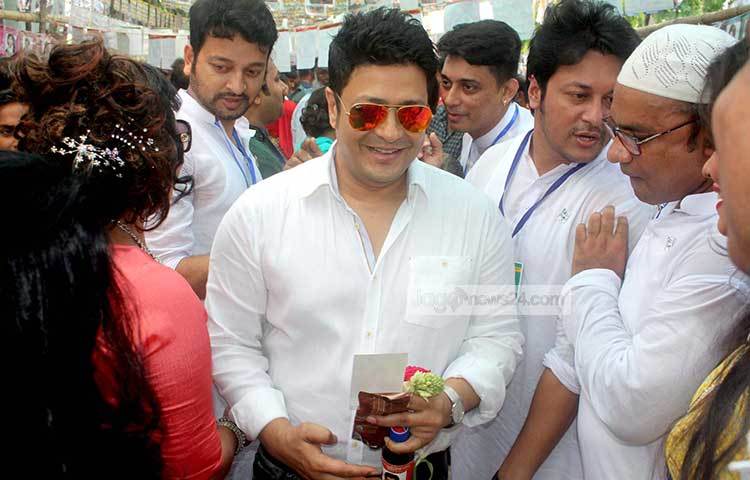 ভোট দিত এসে হাস্যোজ্জ্বল চিত্রনায়ক ফেরদৌস। তাকে ঘিরে আছেন অন্যান্য তারকারা। ছবি : বিপ্লব দিক্ষিৎ