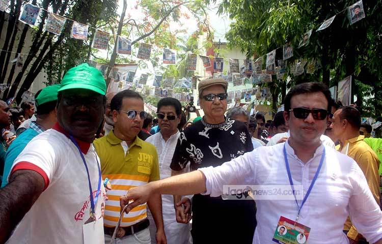 দ্রুত গতিতে সম্মুখে এগিয়ে যাচ্ছেন চিত্রনায়ক রিয়াজ। ছবি : বিপ্লব দিক্ষিৎ