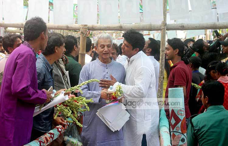 প্রবীণ অভিনেতা প্রবীর মিত্র নির্বাচনে ভোট দিতে এসেছেন। তাকে কাছে পেয়ে সবাই ঘিরে ধরেছেন। ছবি : বিপ্লব দিক্ষিৎ