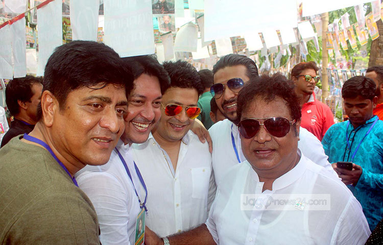 নির্বাচনের সময়টা স্মরণীয় করে রাখতে সেলফি তুলছেন এই চলচ্চিত্র তারকারা। ছবি : বিপ্লব দিক্ষিৎ