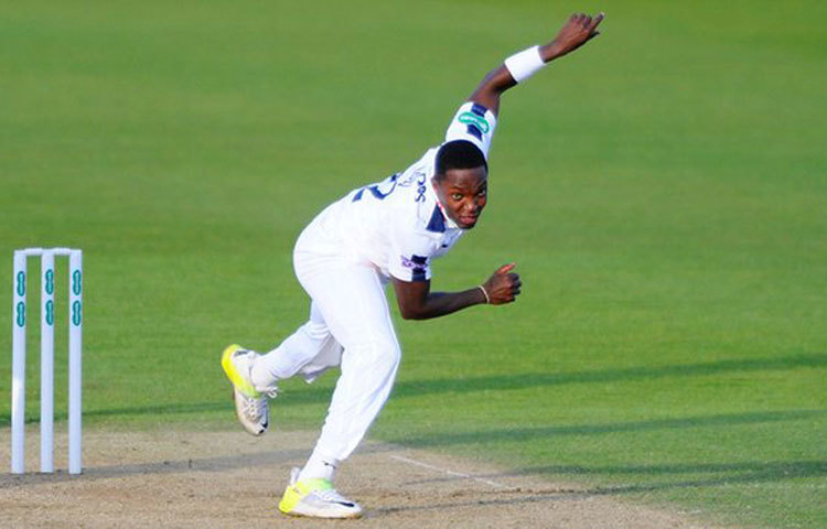 ফিদেল এডওয়ার্ডস ওয়েস্ট ইন্ডিজের দ্রুততম বোলার। তিনি ২০০৩ সালে দক্ষিণ আফ্রিকার বিপক্ষে ঘণ্টায় ১৫৭.৭ কিলোমিটার বেগে বল করেন।