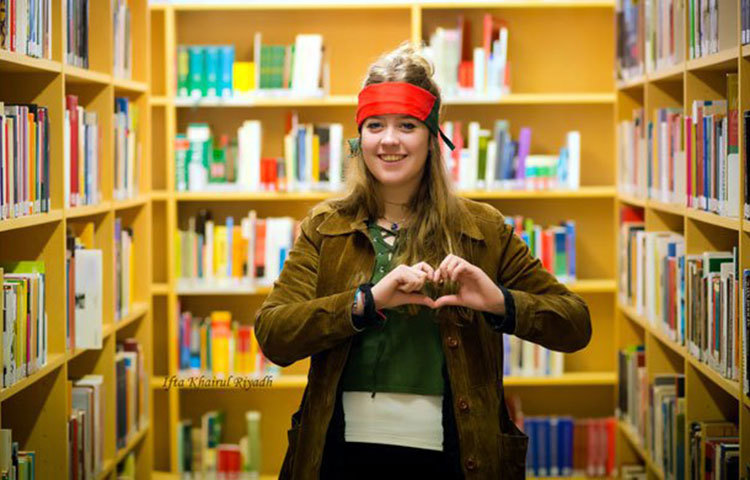 নেদারল্যান্ডের শিক্ষার্থী ফিবি বাংলাদেশের লাল-সবুজ পতাকার মাথায় বেঁধে ফটোশুটে অংশ নিয়েছেন।&nbsp; ছবি : ইফতে খায়রুল রিয়াদ