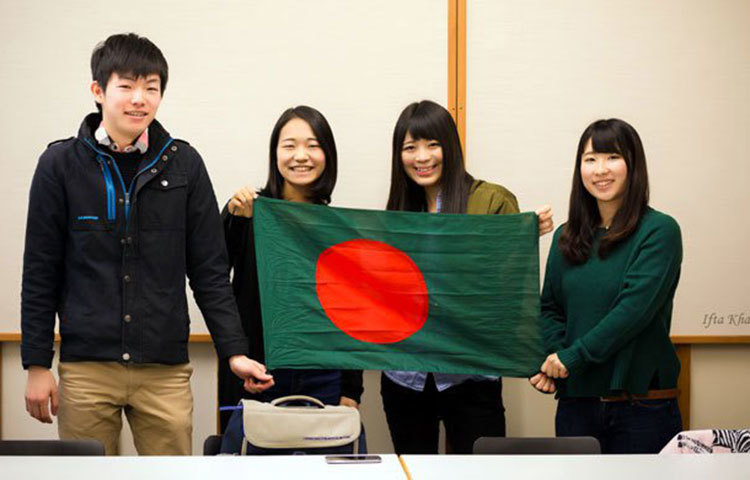 বাংলাদেশের লাল সবুজের পতাকার প্রেমে পড়েছেন জাপানের শোদাই, ন্যাও মাসুদা, মোমোকো ও ক্যানা। ছবি : ইফতে খায়রুল রিয়াদ