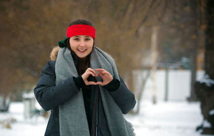 জার্মান শিক্ষার্থী নাথালি মাথায় বেঁধে রেখেছেন বাংলাদেশের পতাকা। ছবি : ইফতে খায়রুল রিয়াদ