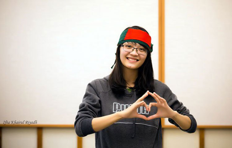 ভিয়েতনামের শিক্ষার্থী নুহ বাংলাদেশকে গভীরভাবে ভালোবাসেন, তা মিষ্টি হাসি দিয়েই বুঝিয়ে দিয়েছেন। ছবি : ইফতে খায়রুল রিয়াদ