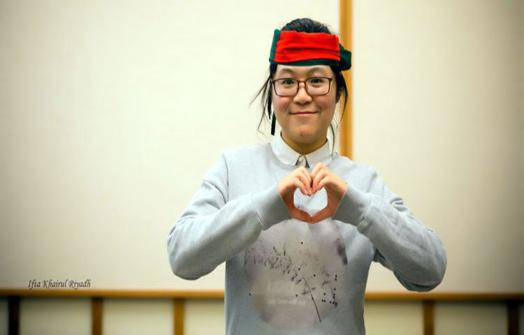 বিং লিং নামের চায়নার এই শিক্ষার্থীর বাংলাদেশকে জানার বিষয়ে রয়েছে গভীর আগ্রহ। ছবি : ইফতে খায়রুল রিয়াদ