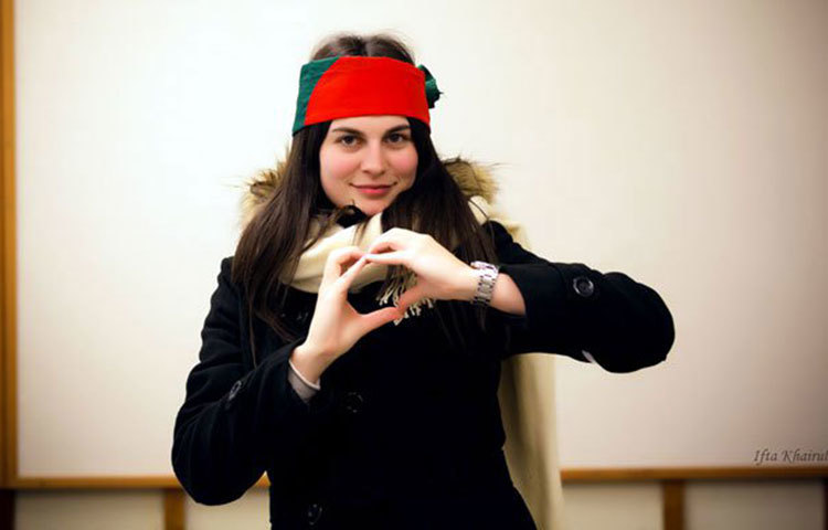 সার্বিয়ার মেয়ে সাইদা বাংলাদেশের লাল-সবুজ পতাকার ভীষণ প্রেমে পড়েছেন। ছবি : ইফতে খায়রুল রিয়াদ