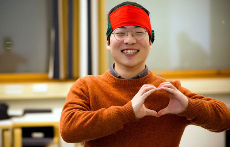 কোরিয়ার শিক্ষার্থী সুন বাংলাদেশের পাতাকা মাথায় বাঁধতে পেরে খুবই উচ্ছ্বসিত। ছবি : ইফতে খায়রুল রিয়াদ