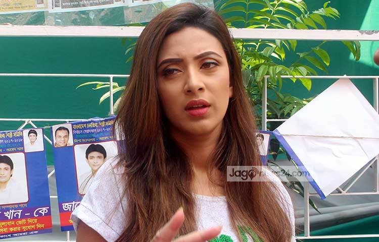 ভোট দিতে এসে বিদ্যা সিনহা মিম কী বাসায় ফেরার পথ হারিয়ে ফেলেছেন! ছবিতে তার অঙ্গভঙ্গি দেখে এমনটাই মনে হচ্ছে। ছবি : বিপ্লব দিক্ষিৎ